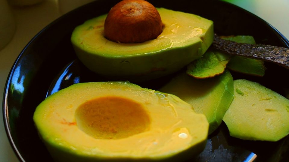 No dejes que el 'Avocado Hand' arruine tu Super Bowl, ve cómo cortar correctamente un aguacate