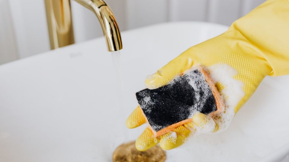 Los productos para limpiar el baño no siempre son económicos. Foto: Pexels