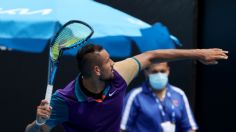 Nick Kyrgios rompe su raqueta tras caer derrotado por una lesión en Melbourne