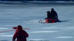 ¡HÉROE! Policía cruza río congelado para SALVAR a una niña y a su mamá