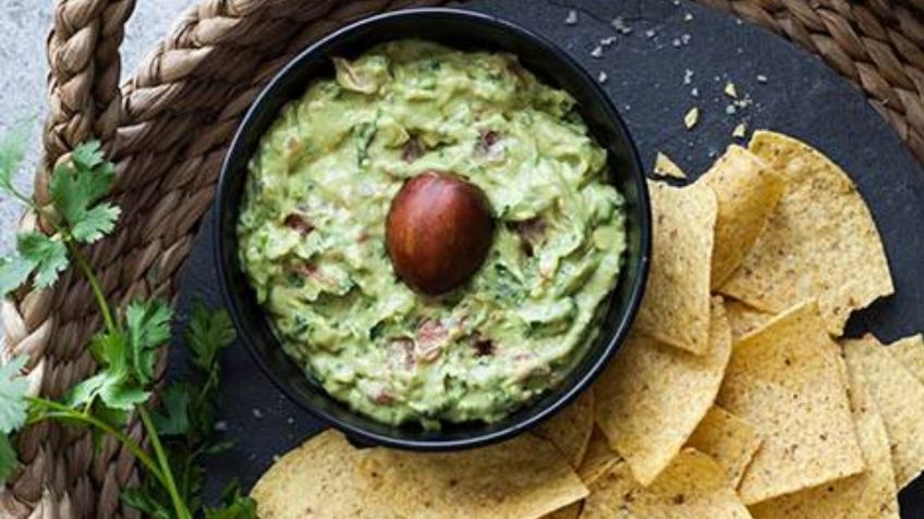 ¿Cómo hacer GUACAMOLE para disfrutar las botanas durante el SUPER BOWL?