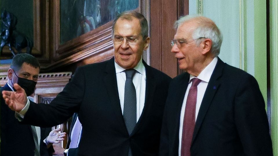 REUNIÓN. Serguei Lavrov recibió a Borrell, mientras se anunciaba la medida. Foto: AP