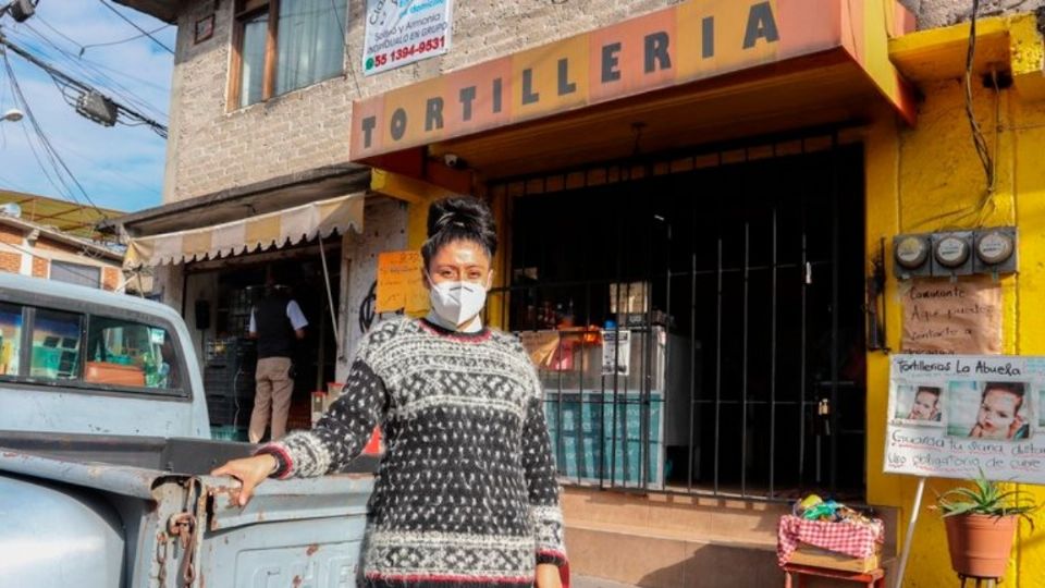 Desde el pasado jueves 4 de febrero comenzaron a registrar a adultos mayores mediante su celular. Foto: EFE