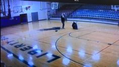 VIDEO VIRAL: ¡Que lo fiche la NBA! Conserje de escuela es captado encestando desde media cancha y de espaldas