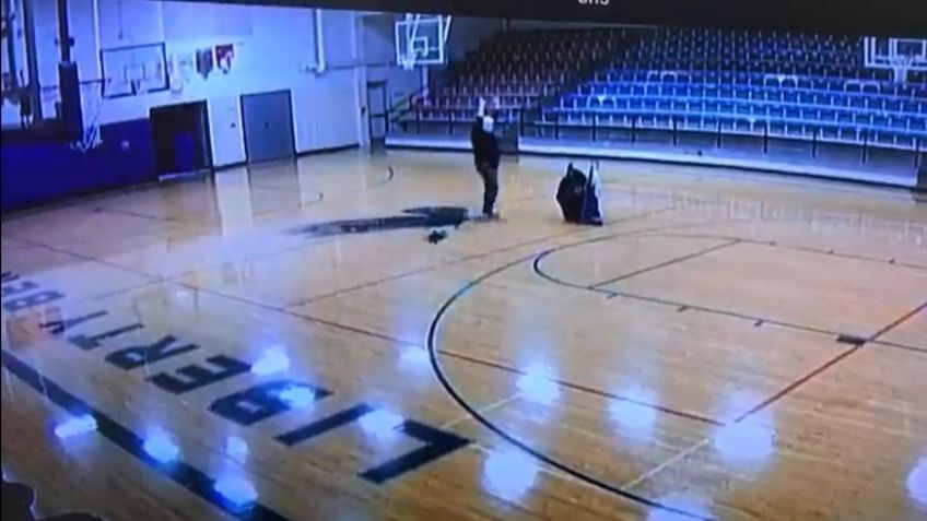 VIDEO VIRAL: ¡Que lo fiche la NBA! Conserje de escuela es captado encestando desde media cancha y de espaldas