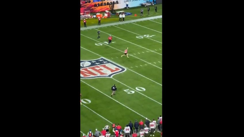 Aficionado invade la CANCHA durante juego del SUPER BOWL LV: VIDEO