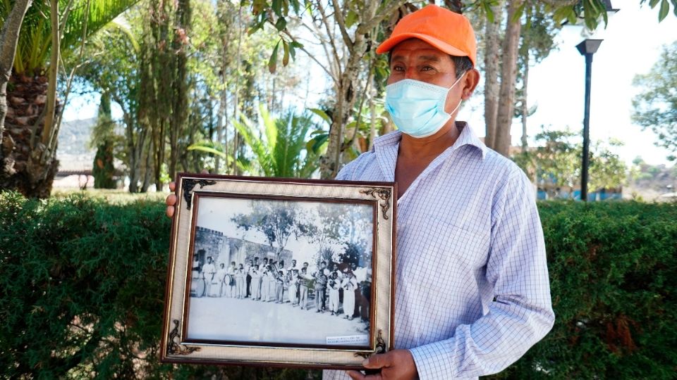 SON PRIVILEGIADOS. Carlos López Ávila, es el alcalde de Santa Magdalena Jicotlán, Oaxaca. Foto: EFE