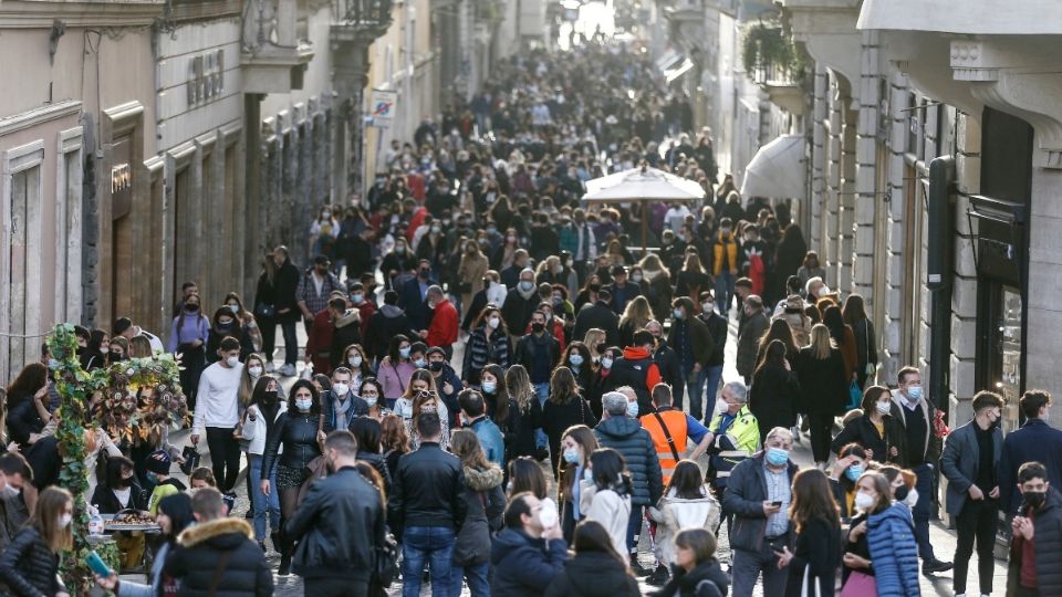 SALEN SIN MIEDO. Pese a la pandemia por coronavirus, las calles de Roma lucen abarrotadas. Foto: AP