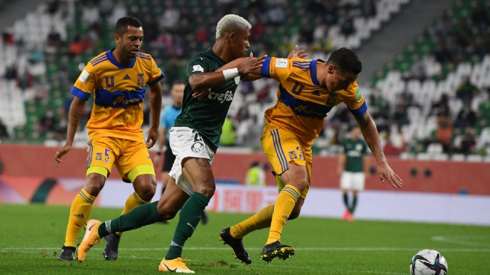 Jugadores de Tigres y Palmeiras durante acción de juego. Foto: EFE