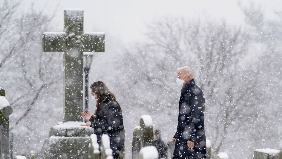 DELAWARE. El presidente Biden se retira con su nieta, Natalie, en medio de la nevada, después de asistir a misa. Foto: AP