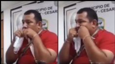 VIDEO VIRAL: Alcalde usa elástico de su cubrebocas como hilo dental