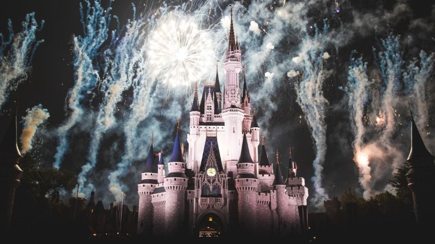 Castillo de Disney se ilumina con los colores de Tampa Bay Buccaneers: FOTO