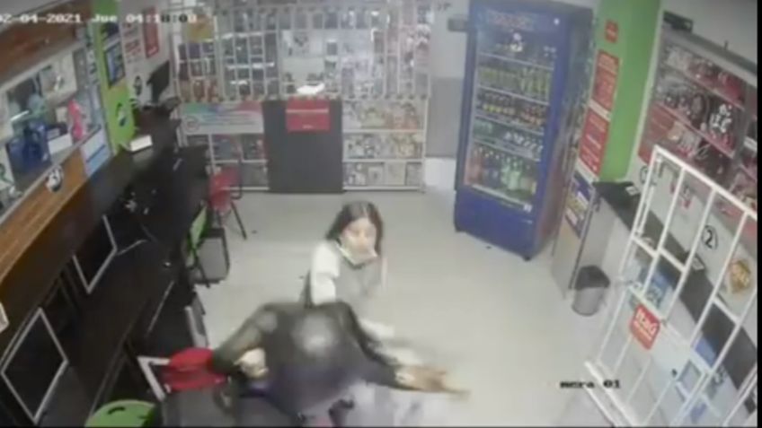 Niña defiende a su madre de ladrones armados, ¡con un MACHETE!: VIDEO