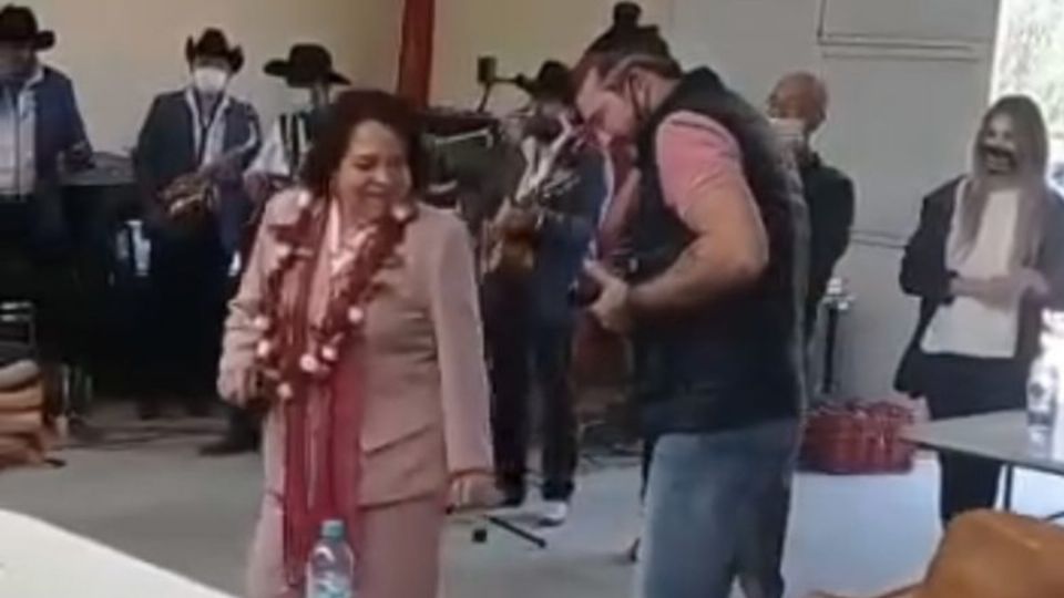 La precandidata de Morena a la gubernatura de Querétaro, Celia Maya García, fue grabada mientras bailaba sin el uso de cubrebocas. Foto: Captura de video