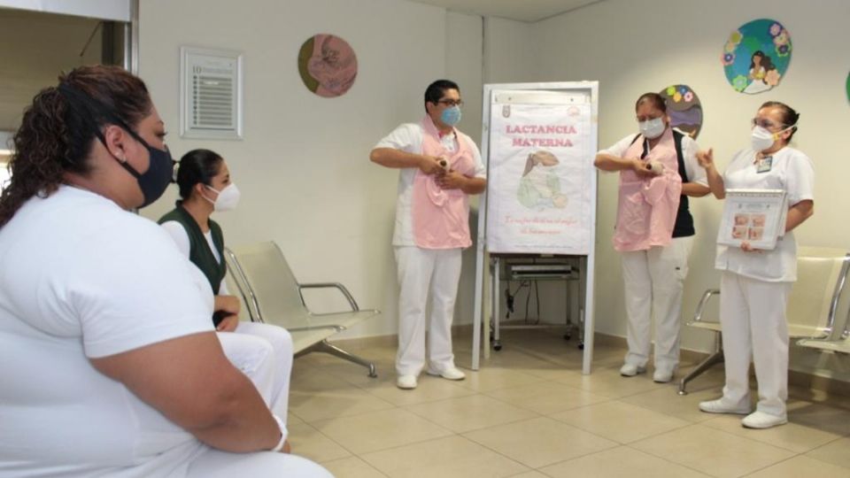 Olivia y Raquel, cuentan con 22 y 24 años de antigüedad, respectivamente, y trabajan en el Hospital de Gineco Pediatría 3-A. Foto: Especial