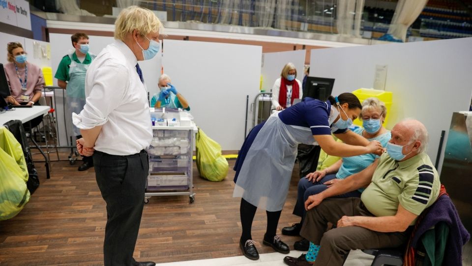 LONDRES. El primer ministro británico, Boris Johnson, visitó ayer un centro de vacunación. Foto: AFP