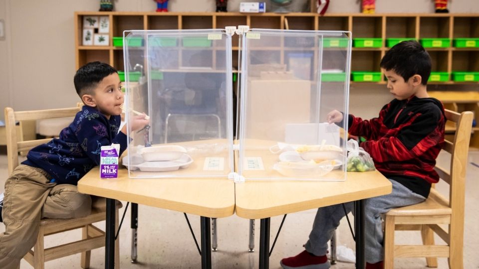 EN CHICAGO ● Las escuelas han modificado la estancia de los alumnos para evitar más contagios por coronavirus. Foto: AP