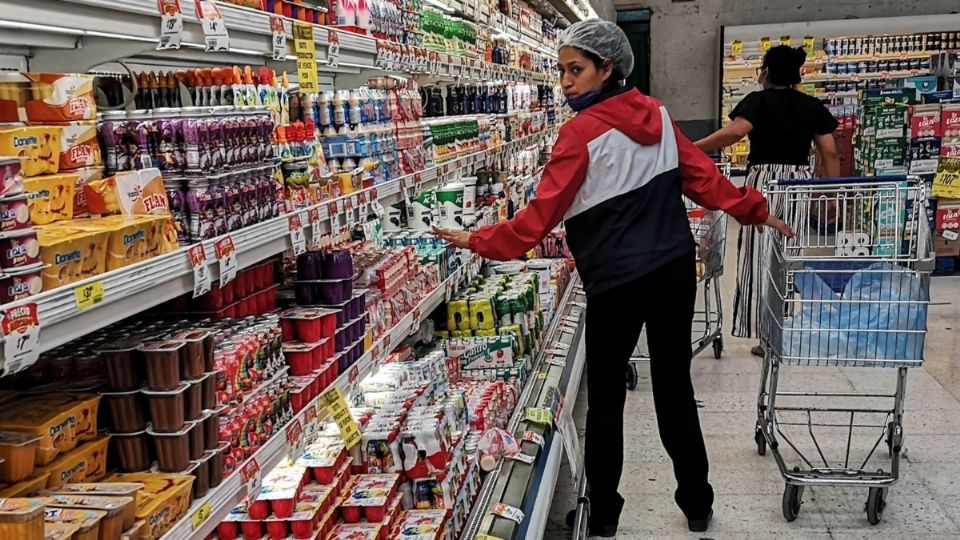 Las personas priorizan la compra de alimentos, por encima de cualquier otra categoría. Foto: Cuartoscuro