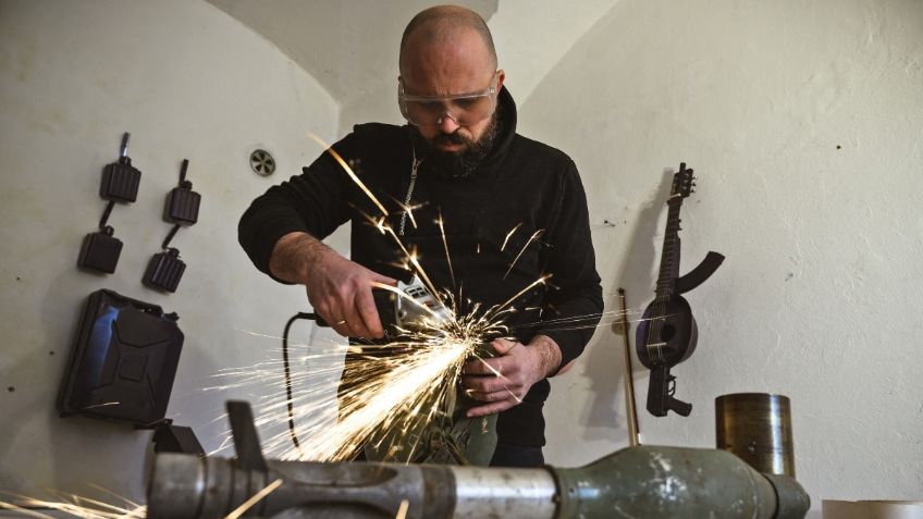 ¡De la guerra al arte! Escultor hace INSTRUMENTOS musicales con ARMAS viejas: VIDEO