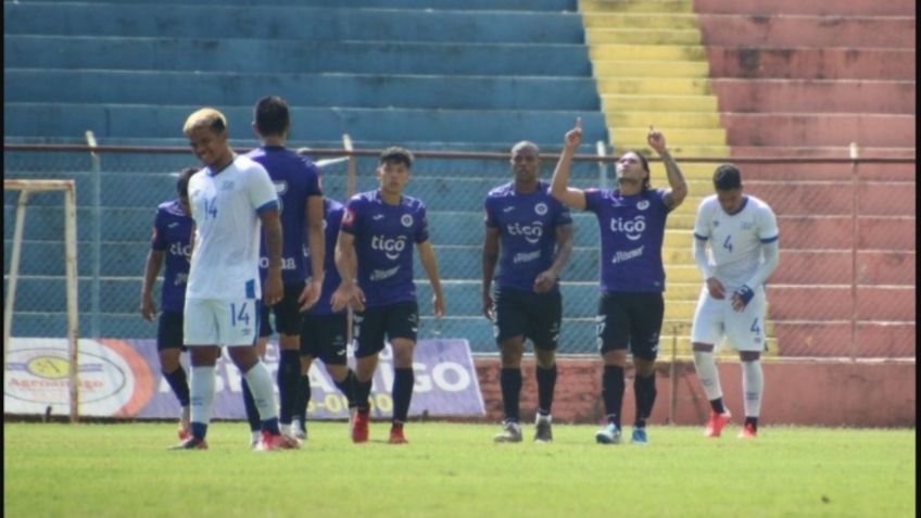 VIDEO: El golazo del "Gullit" Peña con su nuevo equipo en El Salvador