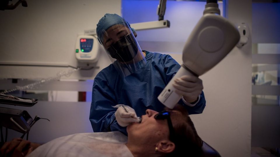 La atención bucal es una profesión considerada de alto riesgo durante la pandemia. Foto: PEDRO ANZA /CUARTOSCURO.COM