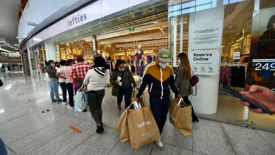 POR LAS GANGAS. ● Clientes hicieron fila para ingresar a los comercios, mientras otros salieron con dos, tres y hasta cuatro bolsas. FOTO: LESLIE PÉREZ