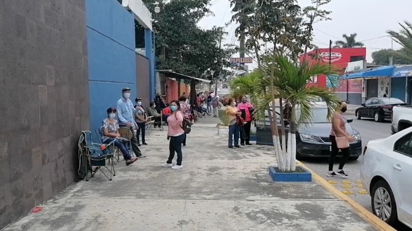 Engañan a abuelitos en Tamaulipas: madrugan para vacunarse pero era un llamado falso