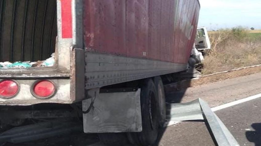 Trailer de supermercado vuelca en Sinaloa y vecinos se llevan los productos: FOTO