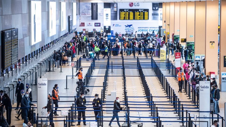 Buscan a viajero contagiado con variante brasileña de Covid-19. Foto: AFP