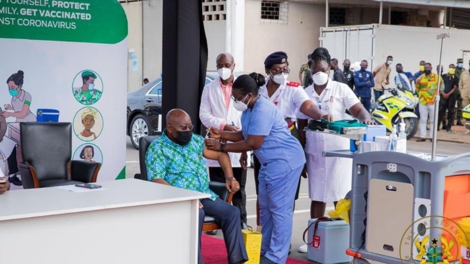 El presidente del país africano, Nana Akufo-Addo, dijo que se inoculó para dar confianza de que la vacuna es segura. Foto: AFP