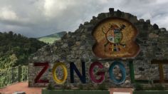 Habitantes bloquean carretera Zongolica-Orizaba; acusan aumento en precio de la luz