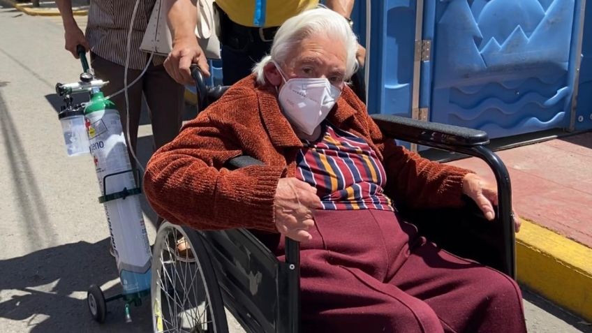 Abuelita de 90 años derrota al COVID-19 y acude a vacunarse en Toluca: VIDEO