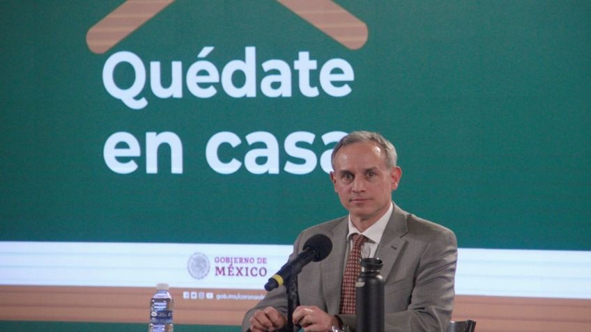 Hugo López-Gatell es captado caminando por calles de la Condesa; sigue positivo a COVID-19