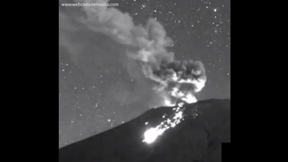 Una misteriosa luz provocó una explosión en el volcán Popocatépetl
FOTO: Twitter