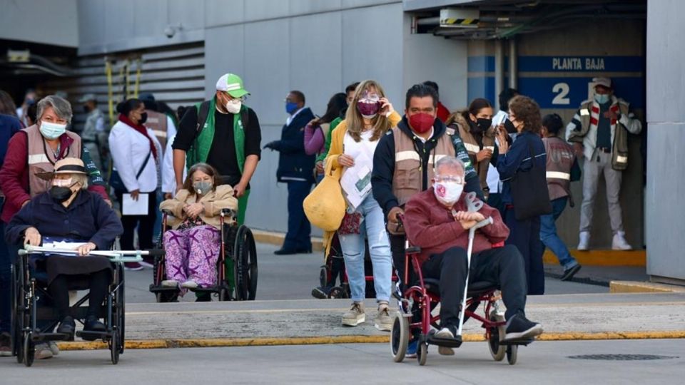 Este miércoles toca el turno de vacunación para las personas cuyo apellido paterno empieza con la letra A o B. Foto: Guillermo O'Gam