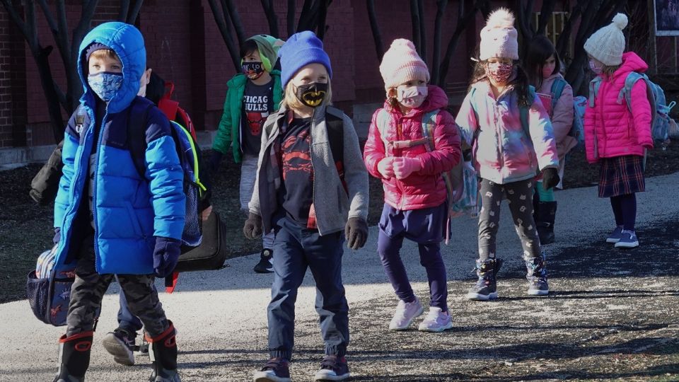 Niños acatando las medidas contra Covid-19 tras salir de clases en Chicago. Foto: AP