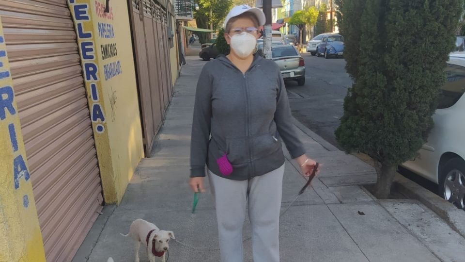 Sus tres 'hijas' perrunas la acompañan todas las mañanas. Foto: Hugo Axél García