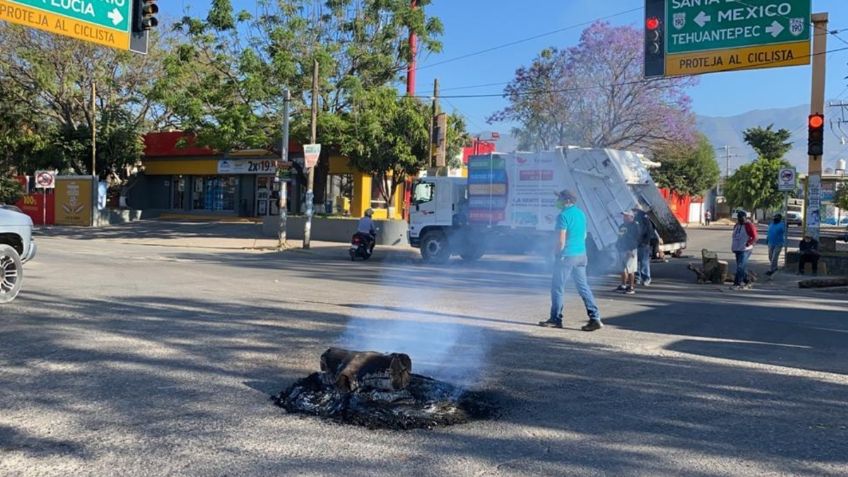 Habitantes sitian accesos a la capital oaxaqueña para exigir vacunas anticovid