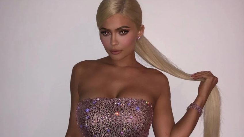 Kylie Jenner revive los años 70´s con atrevido look psicodélico: Foto