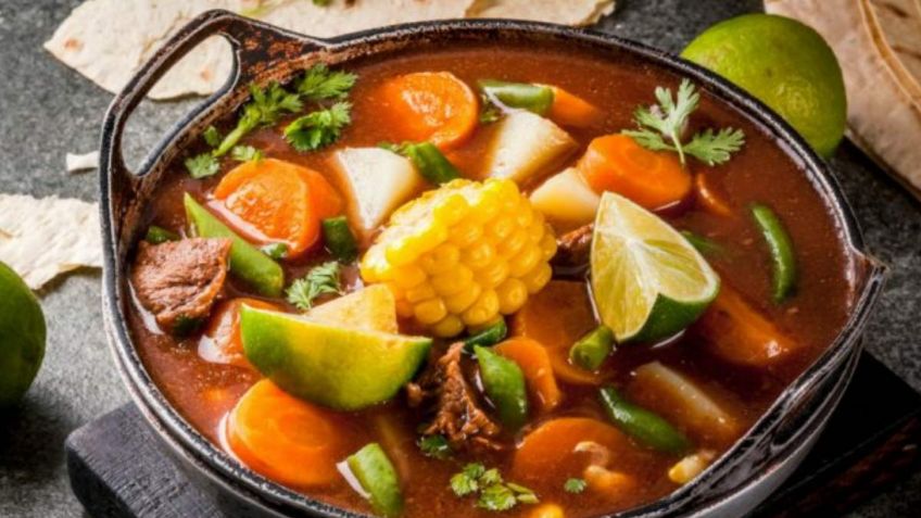 Quita el exceso de grasa a los caldos y sopas con este truco culinario