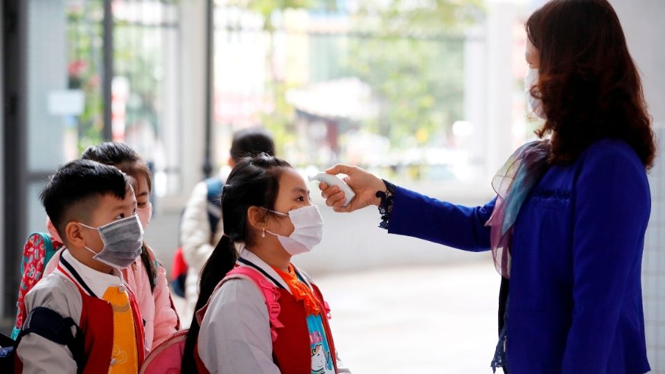 La toma de temperatura es aplicada en filtros sanitarios, pero no todos los enfermos sufren de fiebre. Foto: EFE.