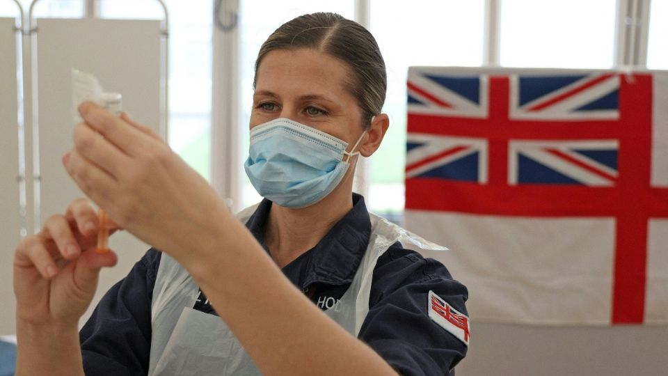 Seguirán administrando la vacuna AstraZeneca. Foto: AFP.