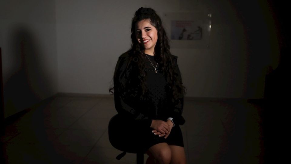 Dafne Almazán, estudiante y cantante, una niña genio. Foto: EFE