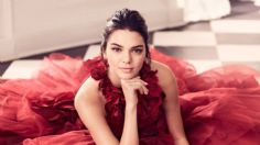 Kendall Jenner pasea en Las Vegas y vuelve a poner en tendencia las bufandas de plumas