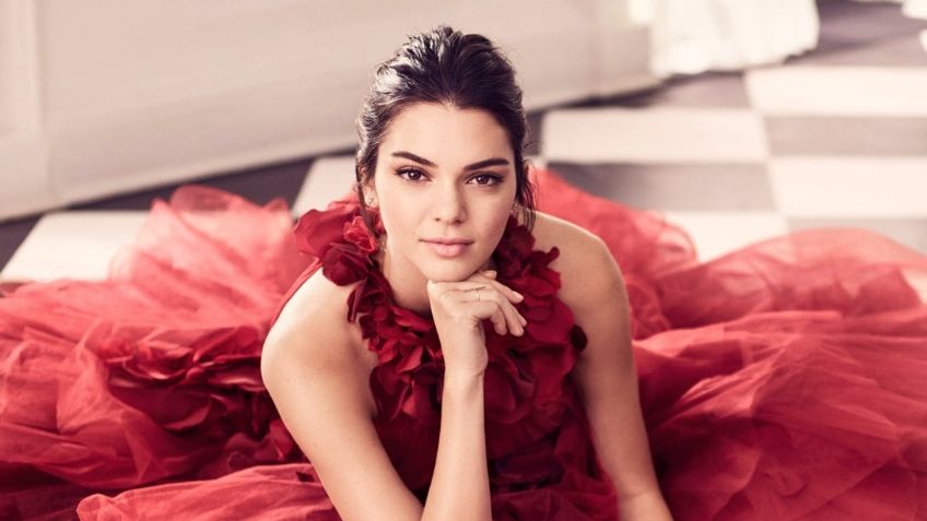 Kendall Jenner pasea en Las Vegas y vuelve a poner en tendencia las bufandas de plumas