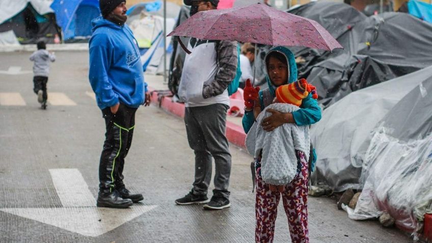 Niños de campamento migrante de El Chaparral enferman por el frío en Tijuana