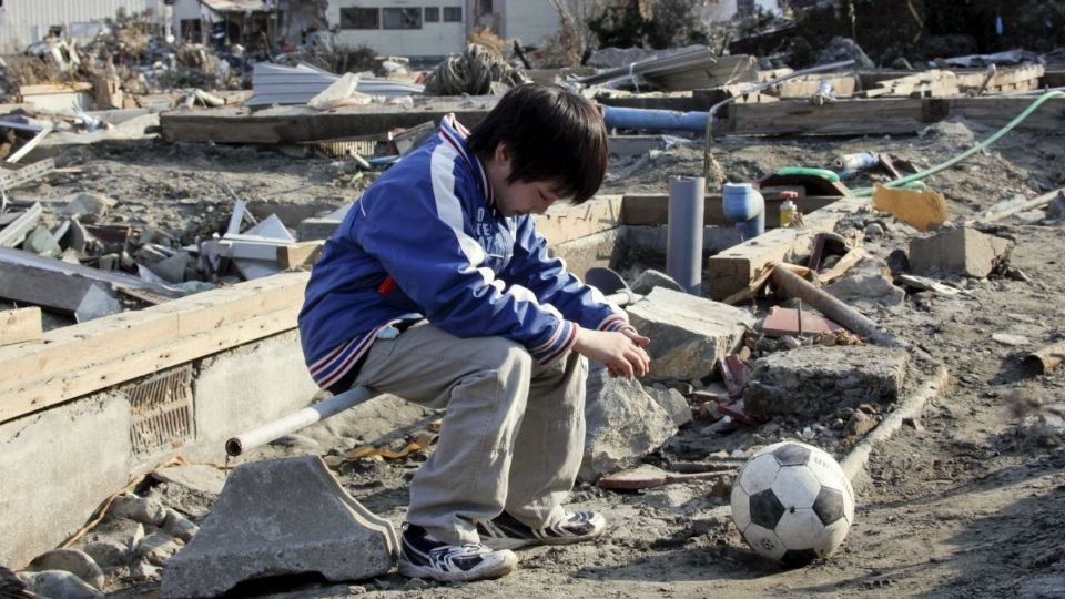 Niño japones tras el terremoto en 2011. Foto: EFE