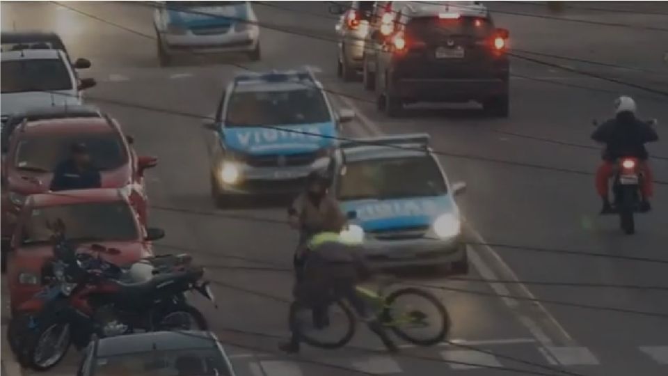 Policías detuvieron a delincuentes que intentaban robar una bodega 
FOTO: YouTube