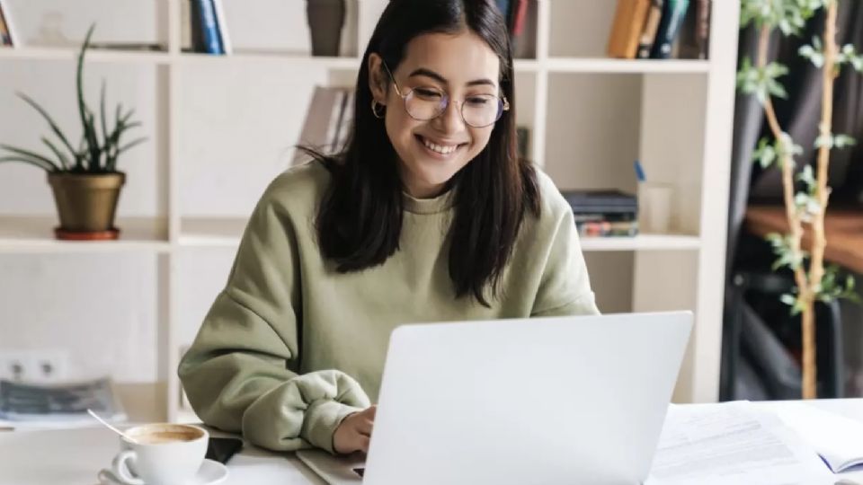 Son mujeres que se dedican a vender productos por internet. Foto: Especial.