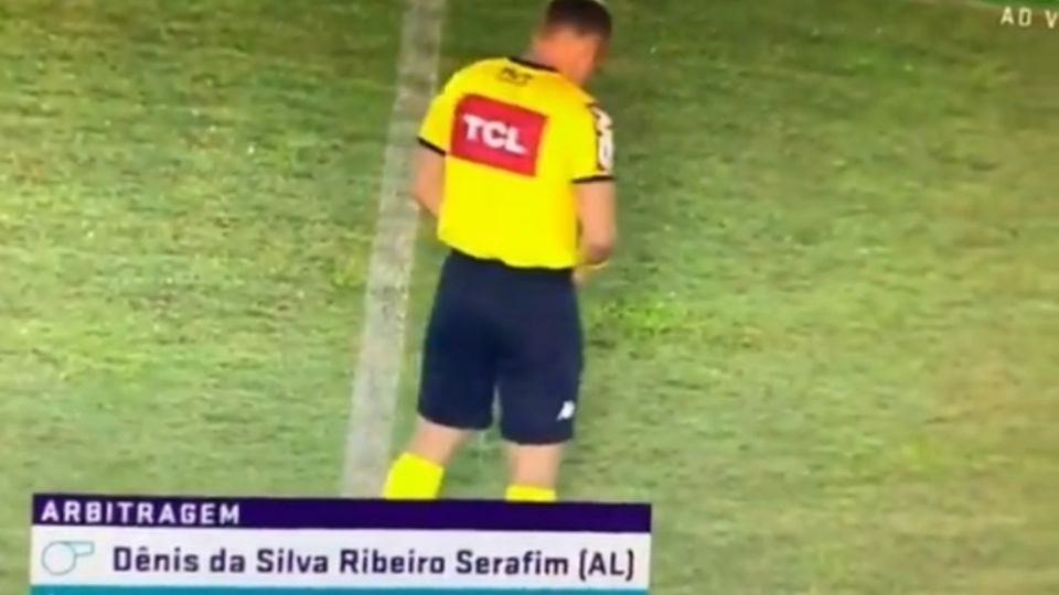 Denis Da Silva no aguantó y tuvo que hacer sus necesidades en el campo antes de iniciar el juego. Foto: Especial